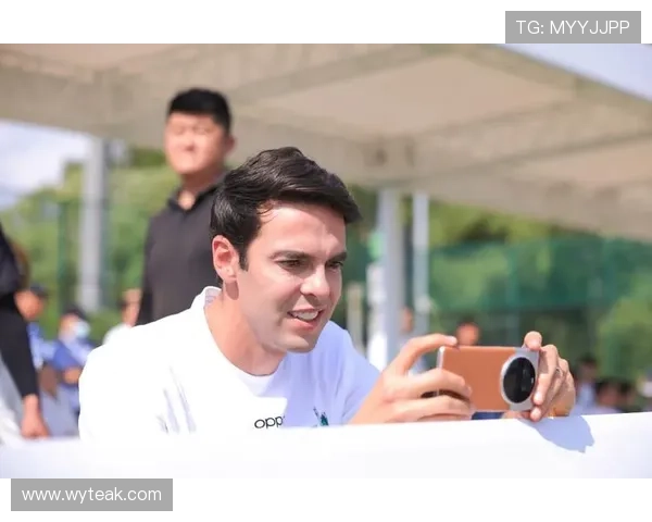 足球明星卡签字背后的故事与细节揭秘让你更近距离感受偶像魅力