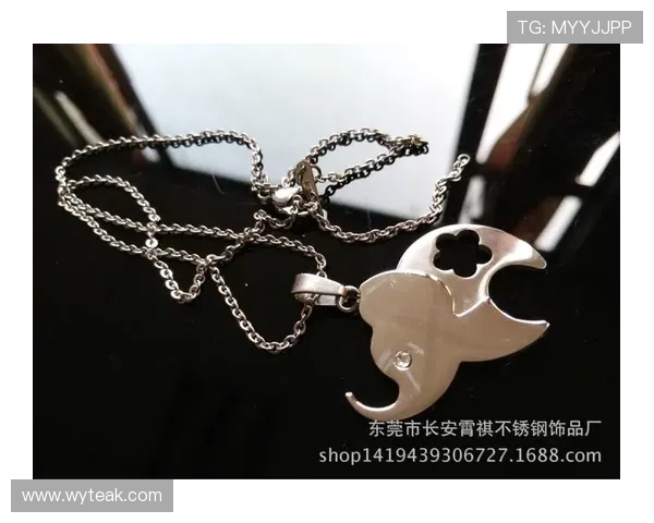 足球明星吊坠钛钢设计灵感来源于绿茵场的激情与荣耀