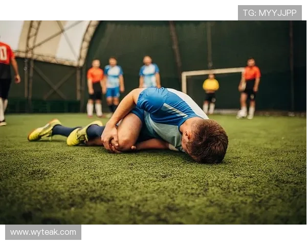 足球明星受伤瞬间集锦展现运动员拼搏精神与不屈意志