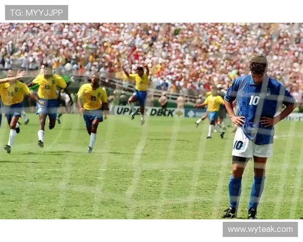 足球明星在赛场上挥手庆祝的精彩瞬间定格成美丽画面