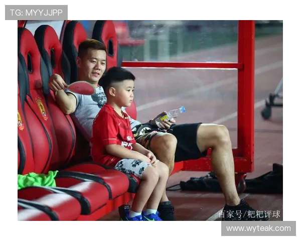 足球明星温情瞬间抱宝宝的感人时刻揭秘