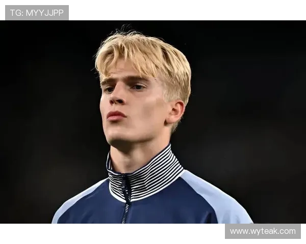 鼻子塌的足球明星如何在绿茵场上逆风翻盘成就辉煌职业生涯